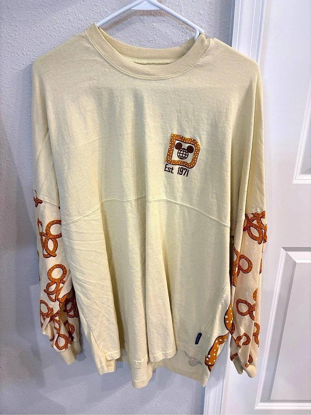 Disney Walt Disney World Mickey Mouse Pretzel Spirit Jersey Yellow & White Size